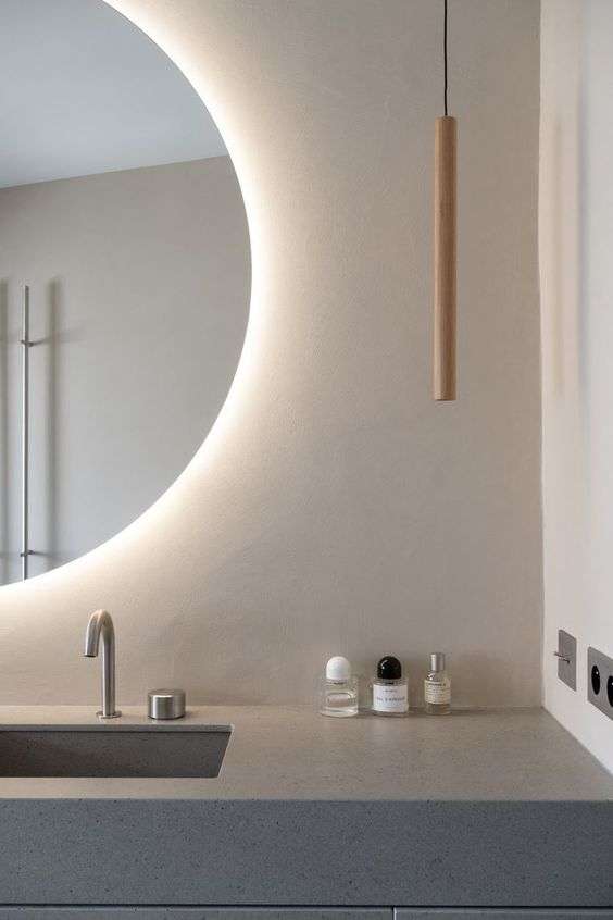 Specchio retroilluminato by Ercos Ponsi e lampada a sospensione by terzo Ligth